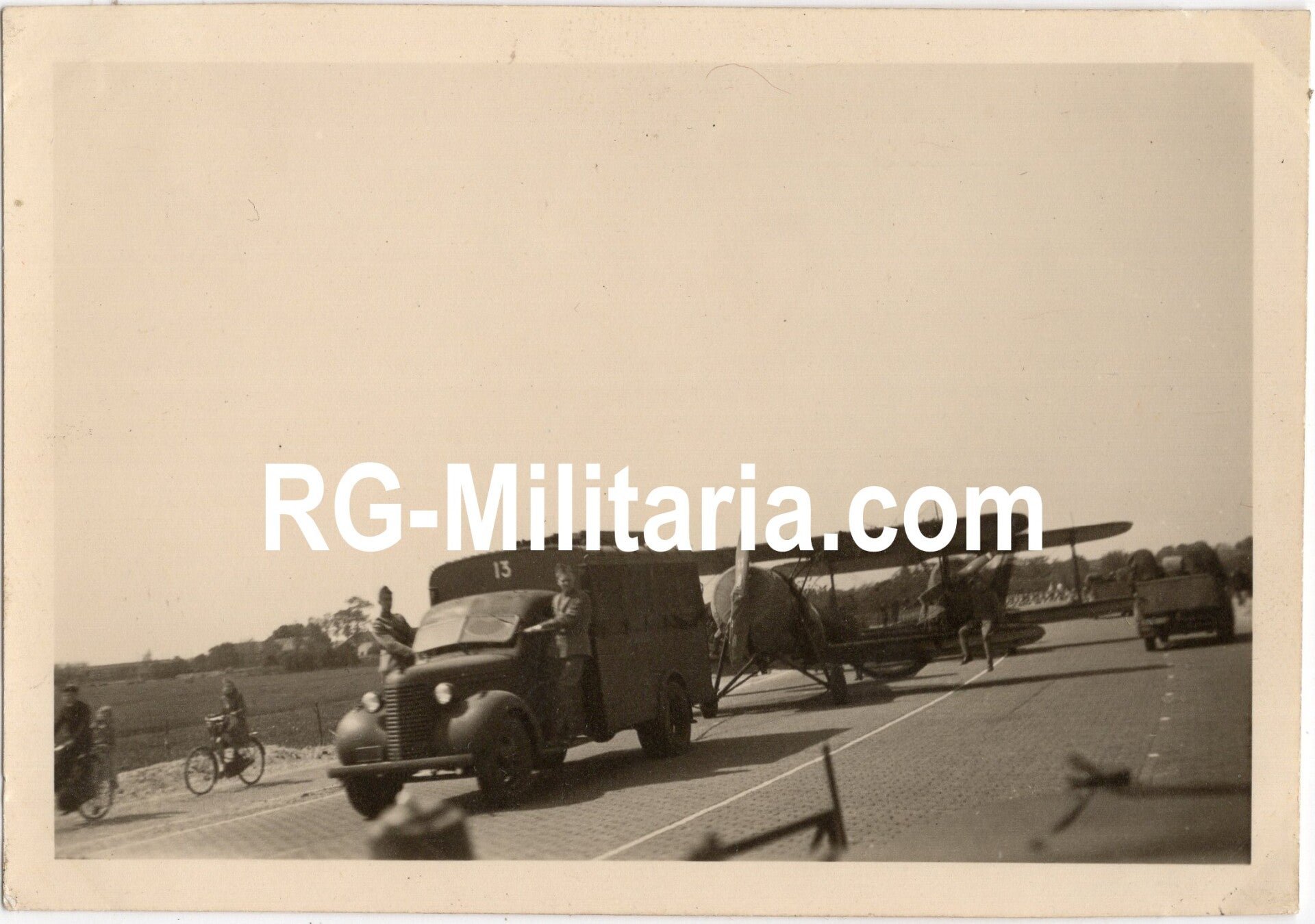 Original WW2 German Photo - Dutch soldiers with two LVA Koolhoven airplanes between Den Haag and Rotterdam (1940) — image 3