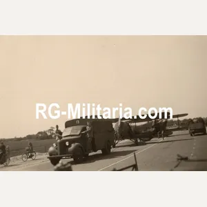 Original WW2 German Photo - Dutch soldiers with two LVA …