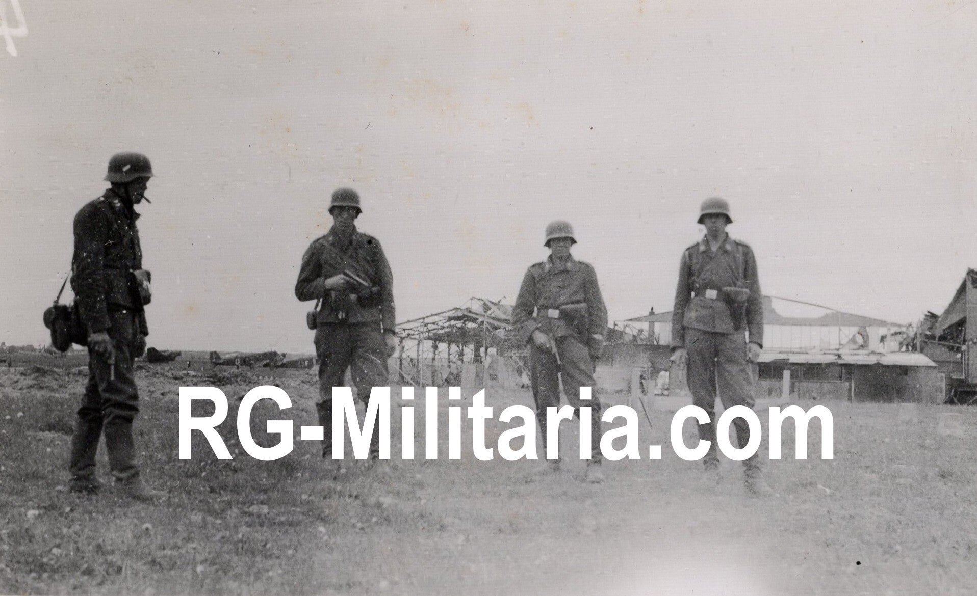 Original WW2 German Photo - Luftwaffe soldiers with guns at the Rotterdam airfield, Waalhaven, Holland (1940)