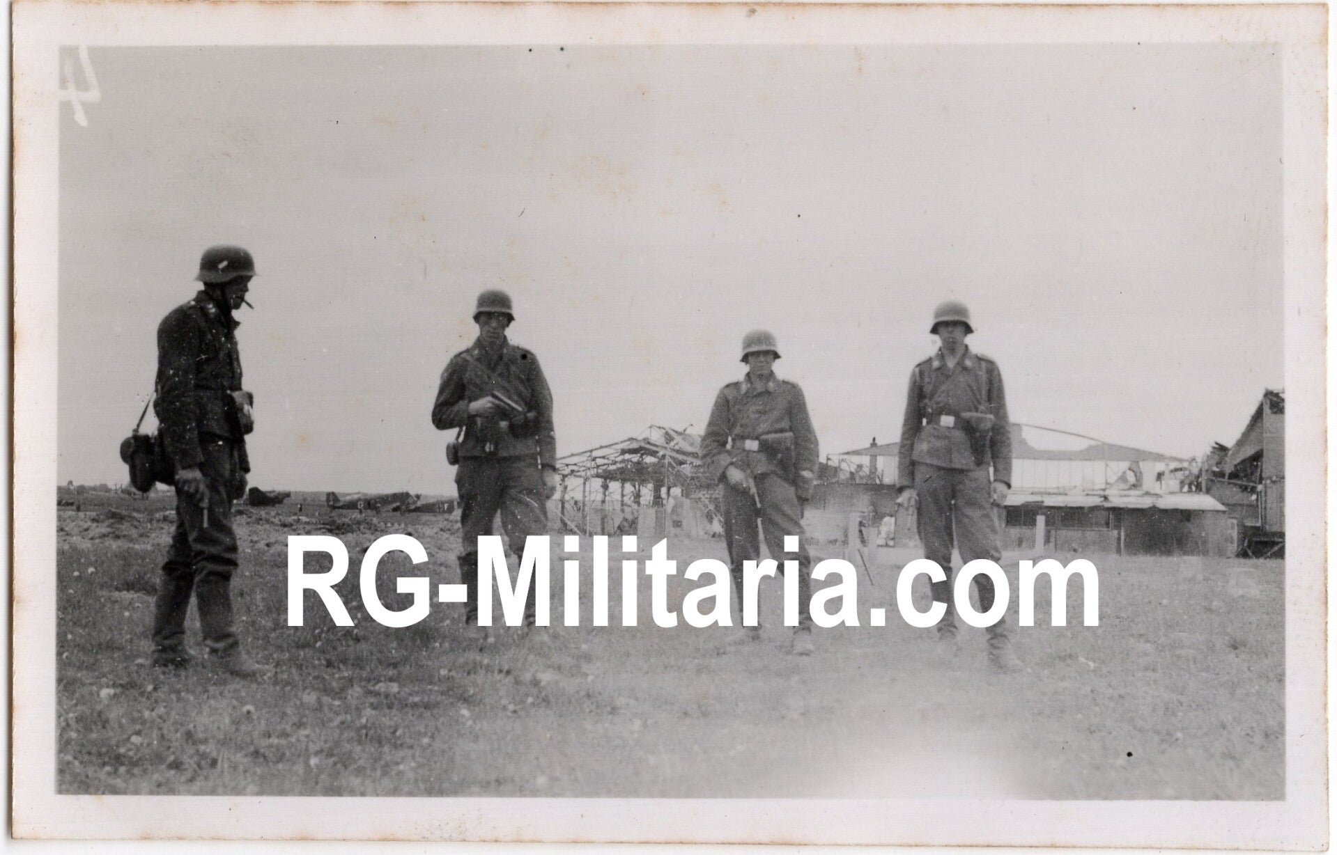 Original WW2 German Photo - Luftwaffe soldiers with guns at the Rotterdam airfield, Waalhaven, Holland (1940) — image 3