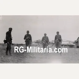 Original WW2 German Photo - Luftwaffe soldiers with guns at …