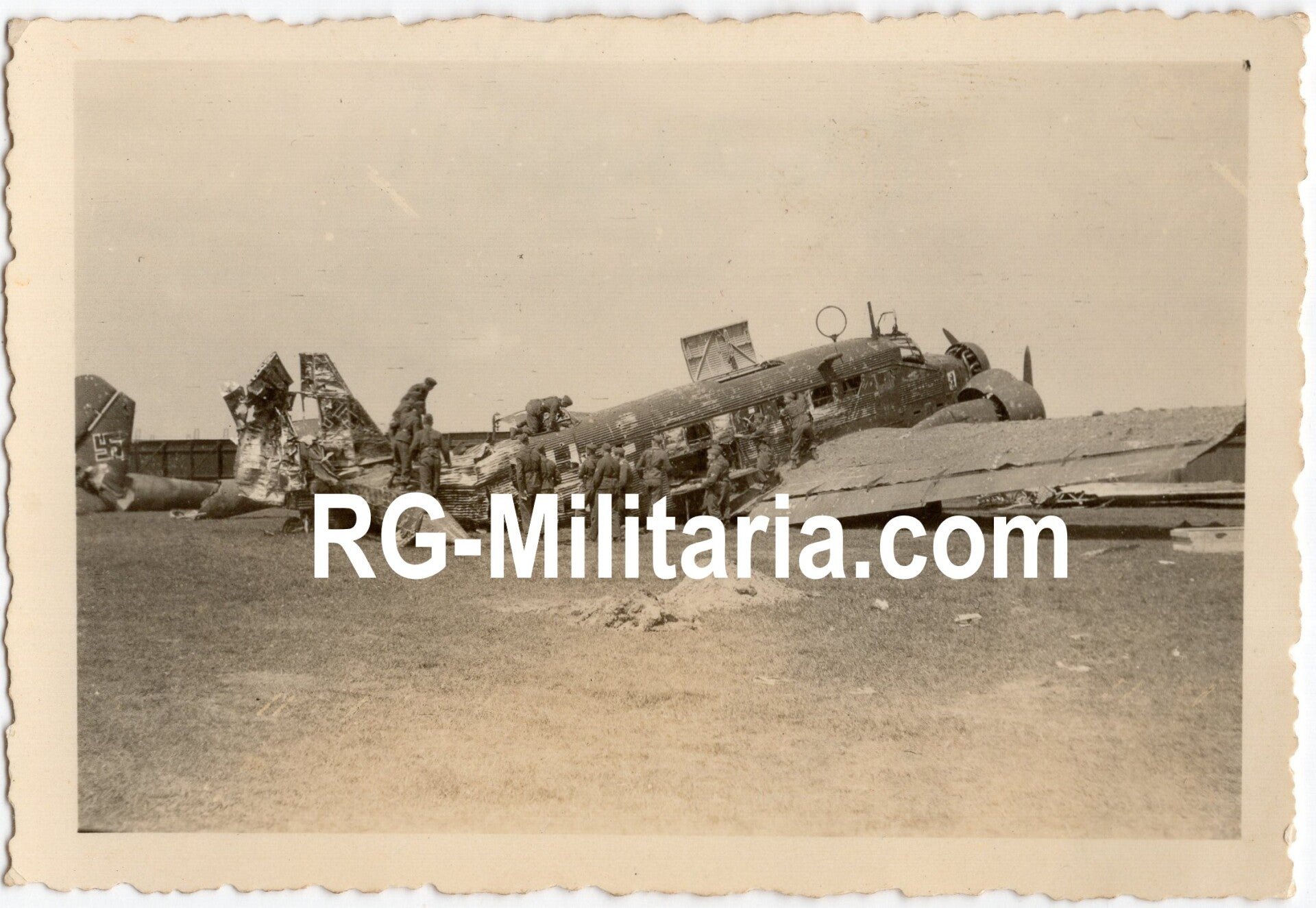 Original WW2 German Photo - German Wehrmacht soldiers at the Rotterdam airfield Waalhaven with destroyed Junkers JU 52 airplanes, Holland (1940) — image 3