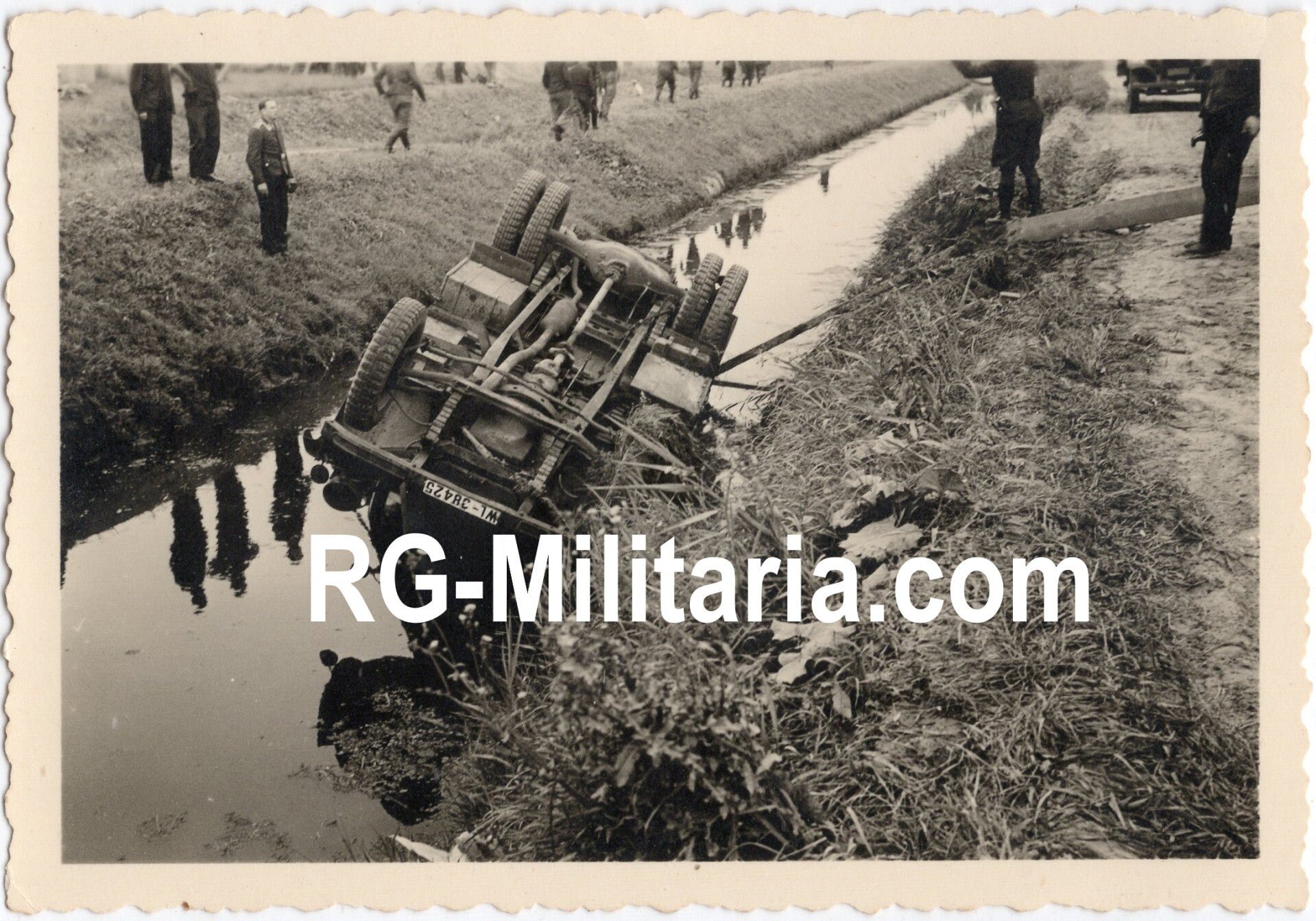 Original WW2 German Photo - Damaged German truck in a ditch after the bombing of Schiphol, Amsterdam (1940) — image 3