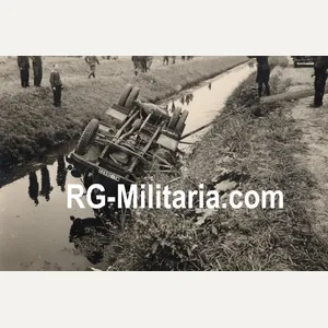 Original WW2 German Photo - Damaged German truck in a …