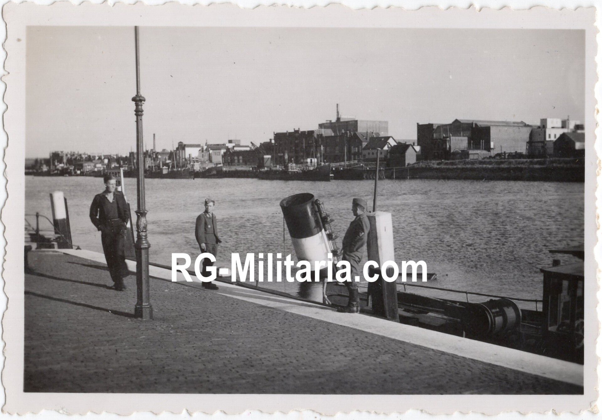 Original WW2 German Photo - German soldiers at the Haarlem harbour — image 3