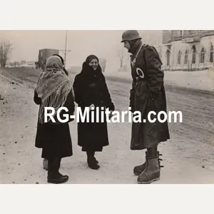 Original WW2 German Press Photo - Feldgendarmerie talking with locals …