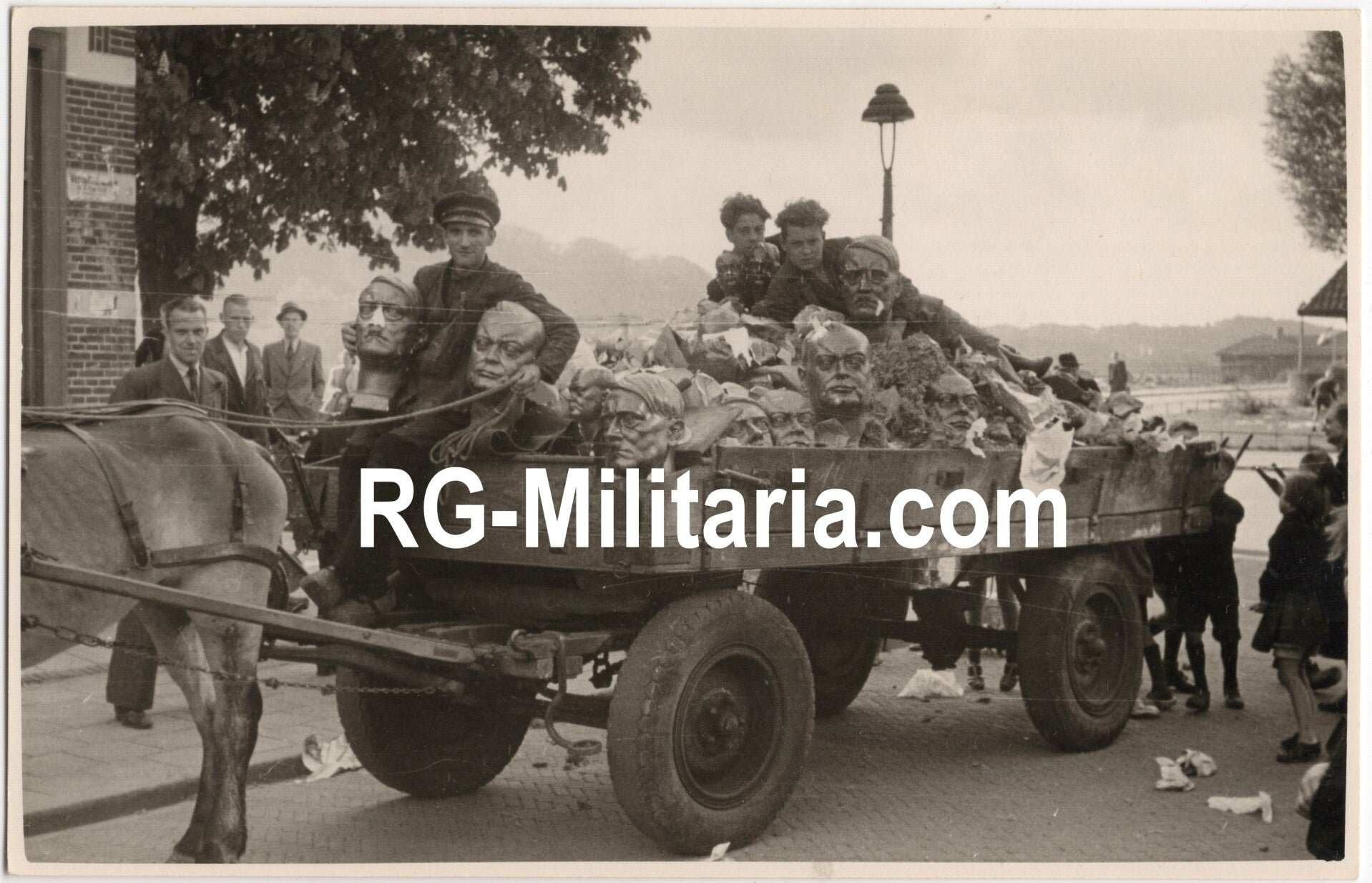 Original WW2 Dutch Liberation Photo - Horse cart full of Adolf Hitler and Anton Mussert bronze / plaster heads during the liberation of Amersfoort, Holland (1945) — image 3