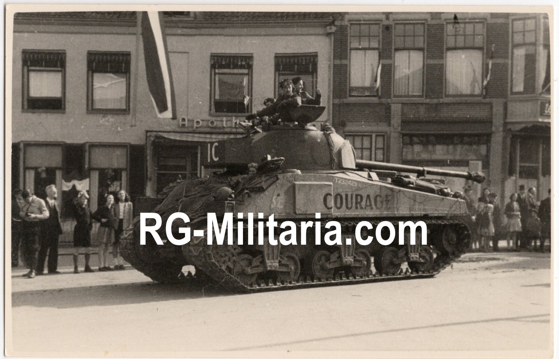 Original WW2 Dutch Liberation Photo - Allied Sherman Firefly tank arrives in Amersfoort during its liberation, Holland (1945)4 — image 3