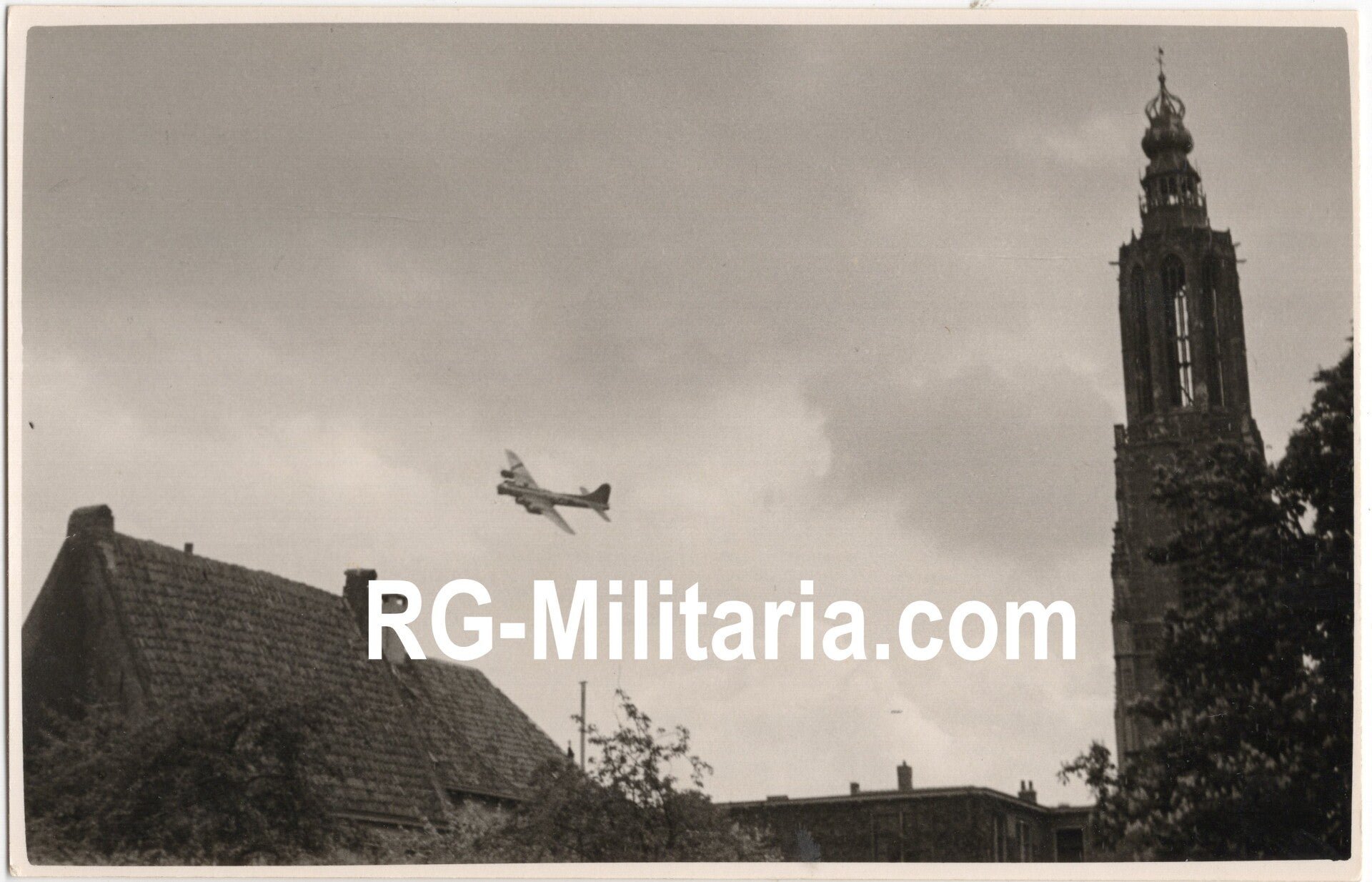Original WW2 Dutch Liberation Photo - US Airforce B 17 airplane above Amersfoort for food droppings, Holland (1945) — image 3