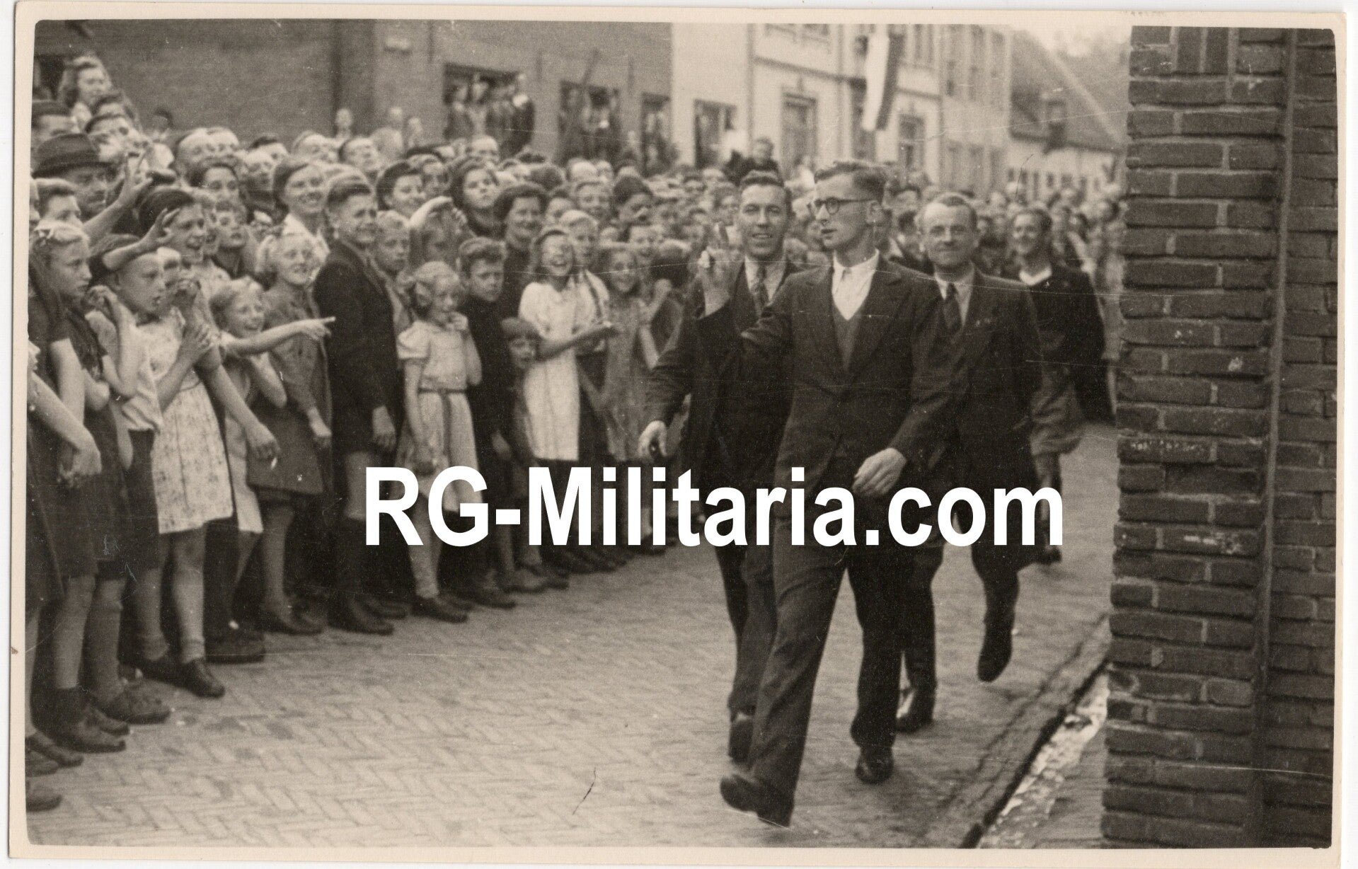 Original WW2 Dutch Liberation Photo - V sign arrest of a collaborator (?) during the liberation of Amersfoort, Holland (1945) — image 3