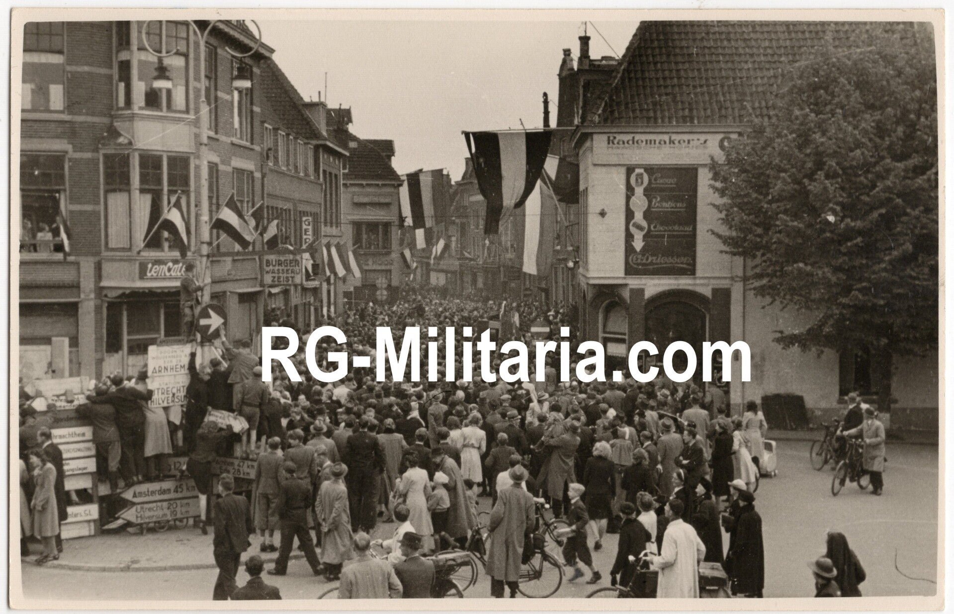Original WW2 Dutch Liberation Photo - Celebrations in the street during the liberation of Amersfoort, Holland (1945) — image 3