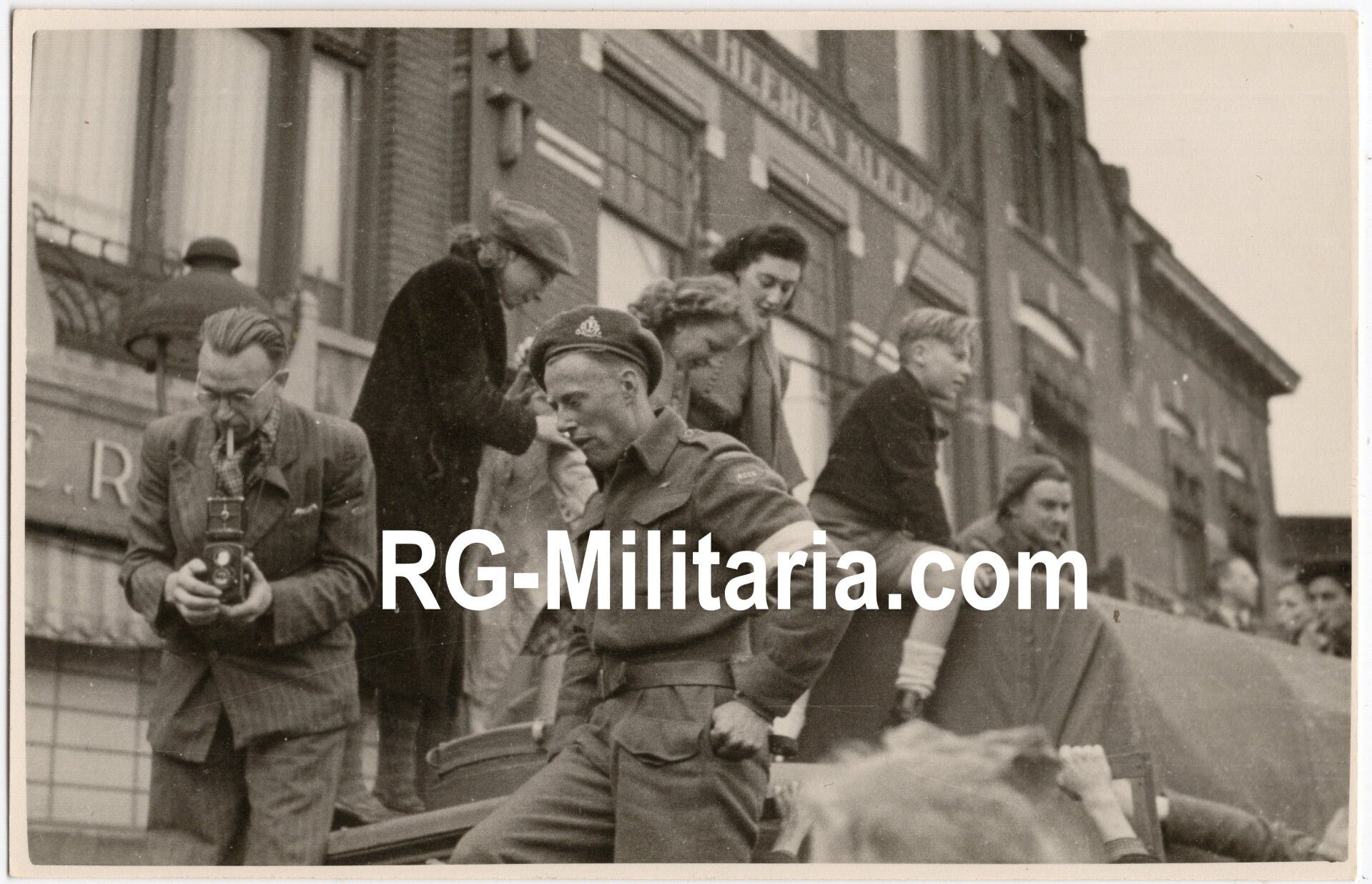 Original WW2 Dutch Liberation Photo - RCCS British soldier during the liberation of Amersfoort, Holland (1945) — image 3