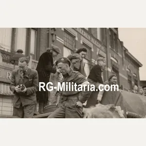 Original WW2 Dutch Liberation Photo - RCCS British soldier during …