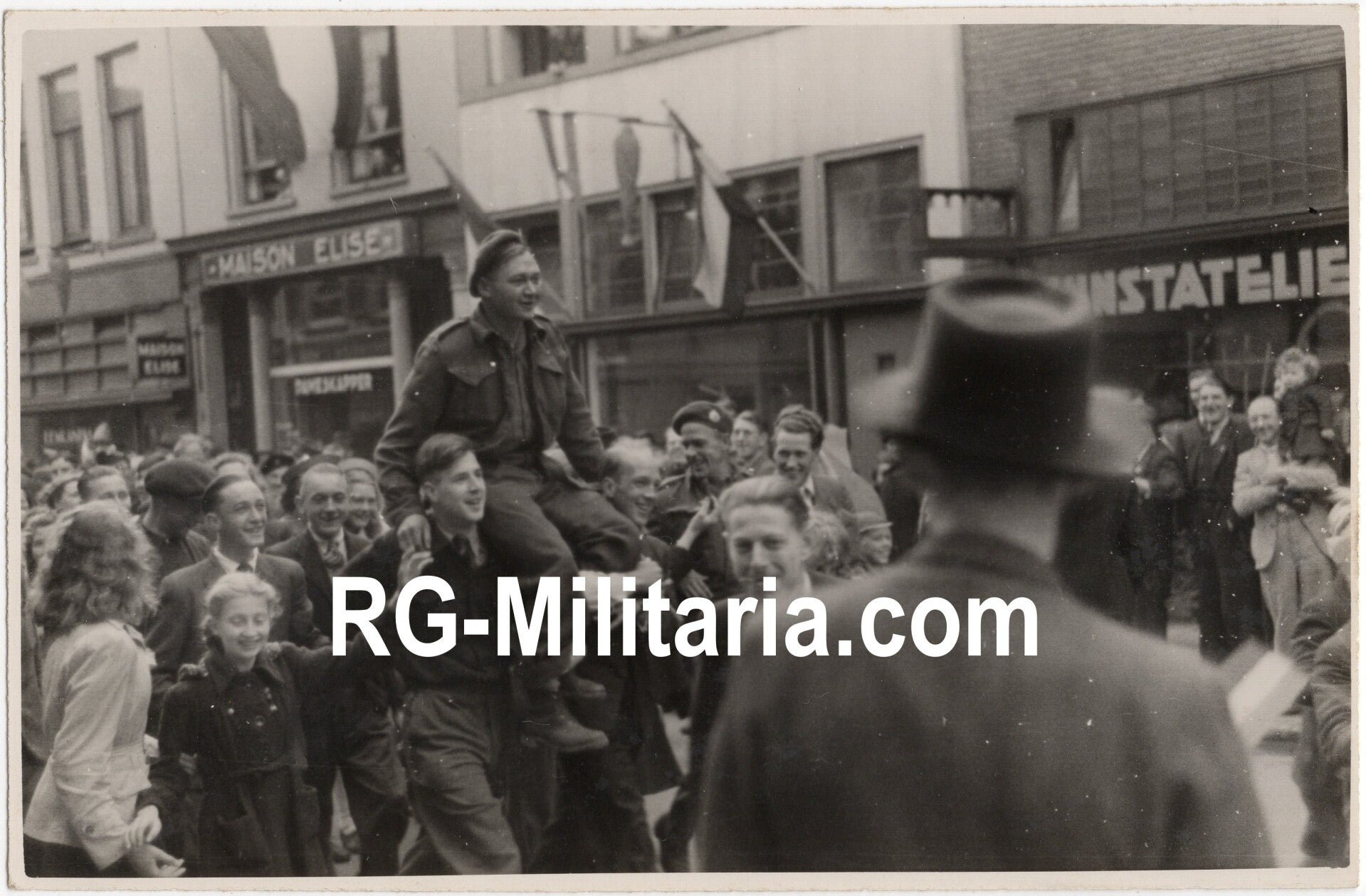 Original WW2 Dutch Liberation Photo - Dutch civilians cheering a British soldier during the liberation of Amersfoort, Holland (1945) — image 3