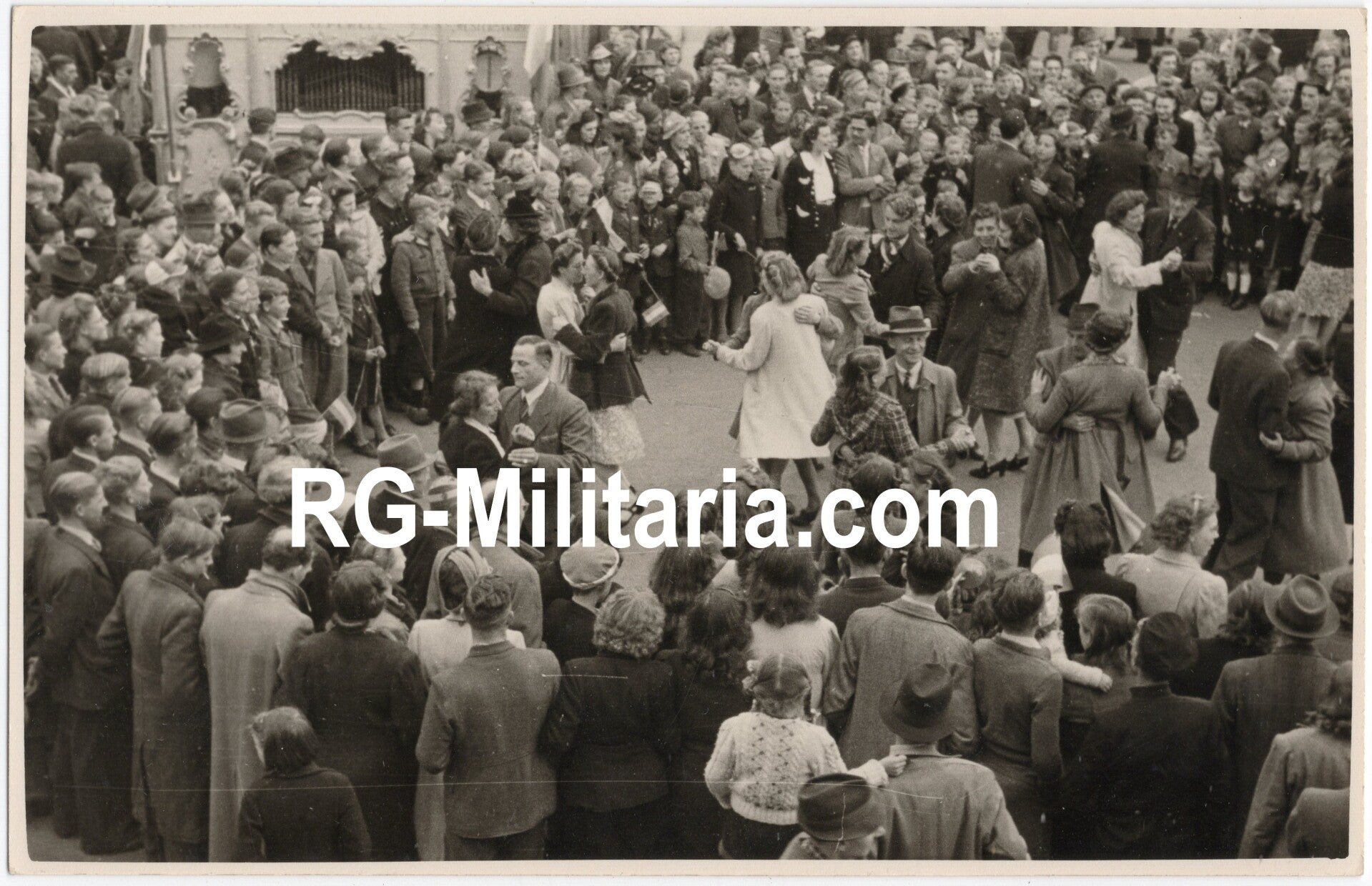 Original WW2 Dutch Liberation Photo - Dutch civilians dancing during the liberation of Amersfoort, Holland (1945) — image 3