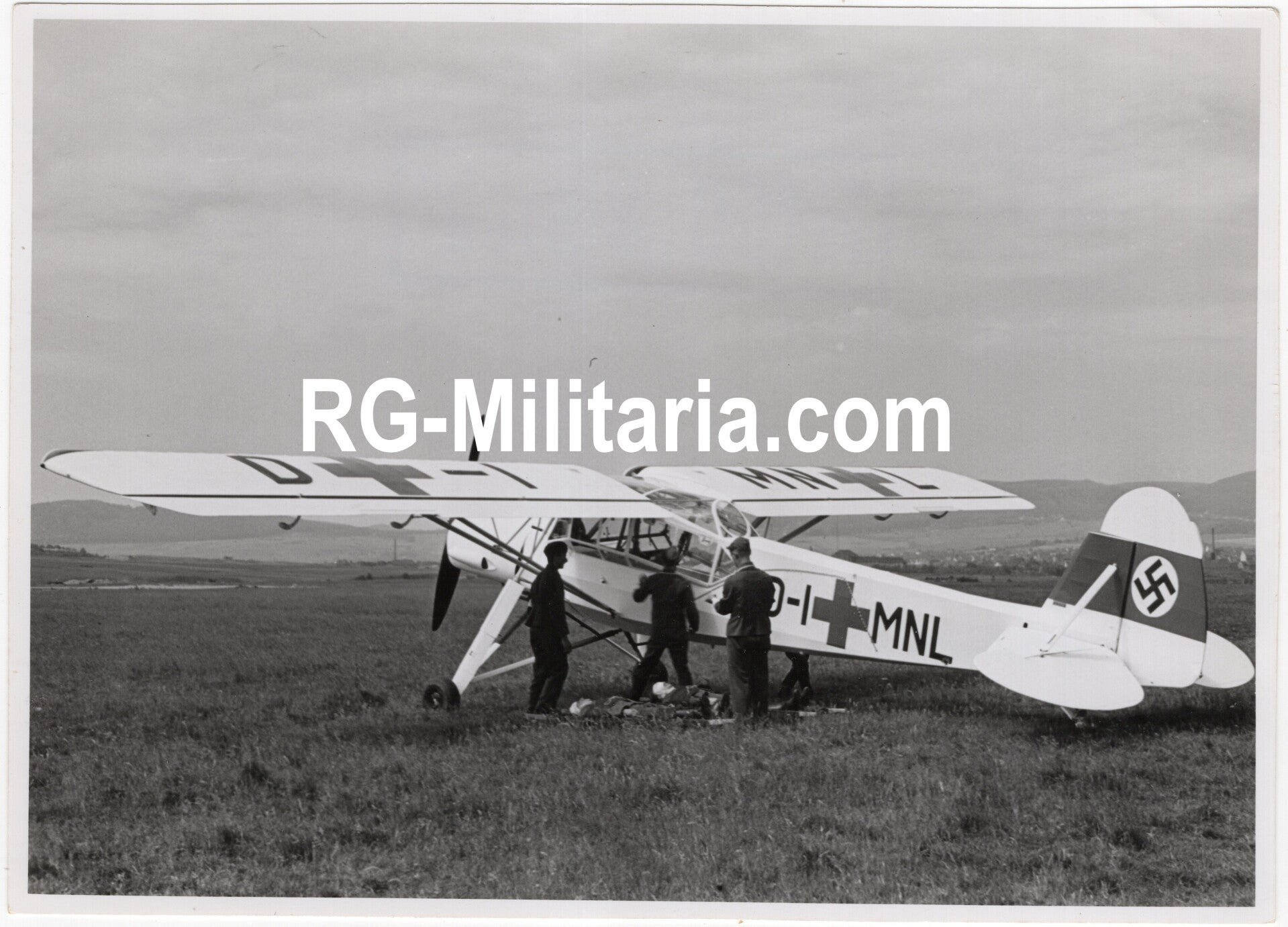 Original WW2 German Press Photo - Fieseler Storch Fi 156 medical airplane in a field — image 3