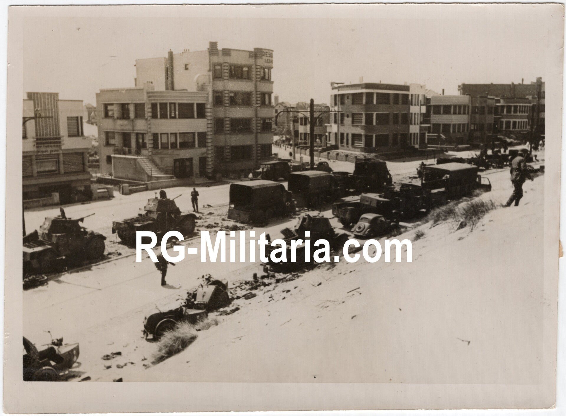 Original WW2 German Press Photo - Abandoned British tanks and trucks in La Panne, Belgium (1940) — image 3