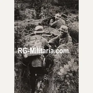 Original WW2 German Press Photo - Food soldier handing food …
