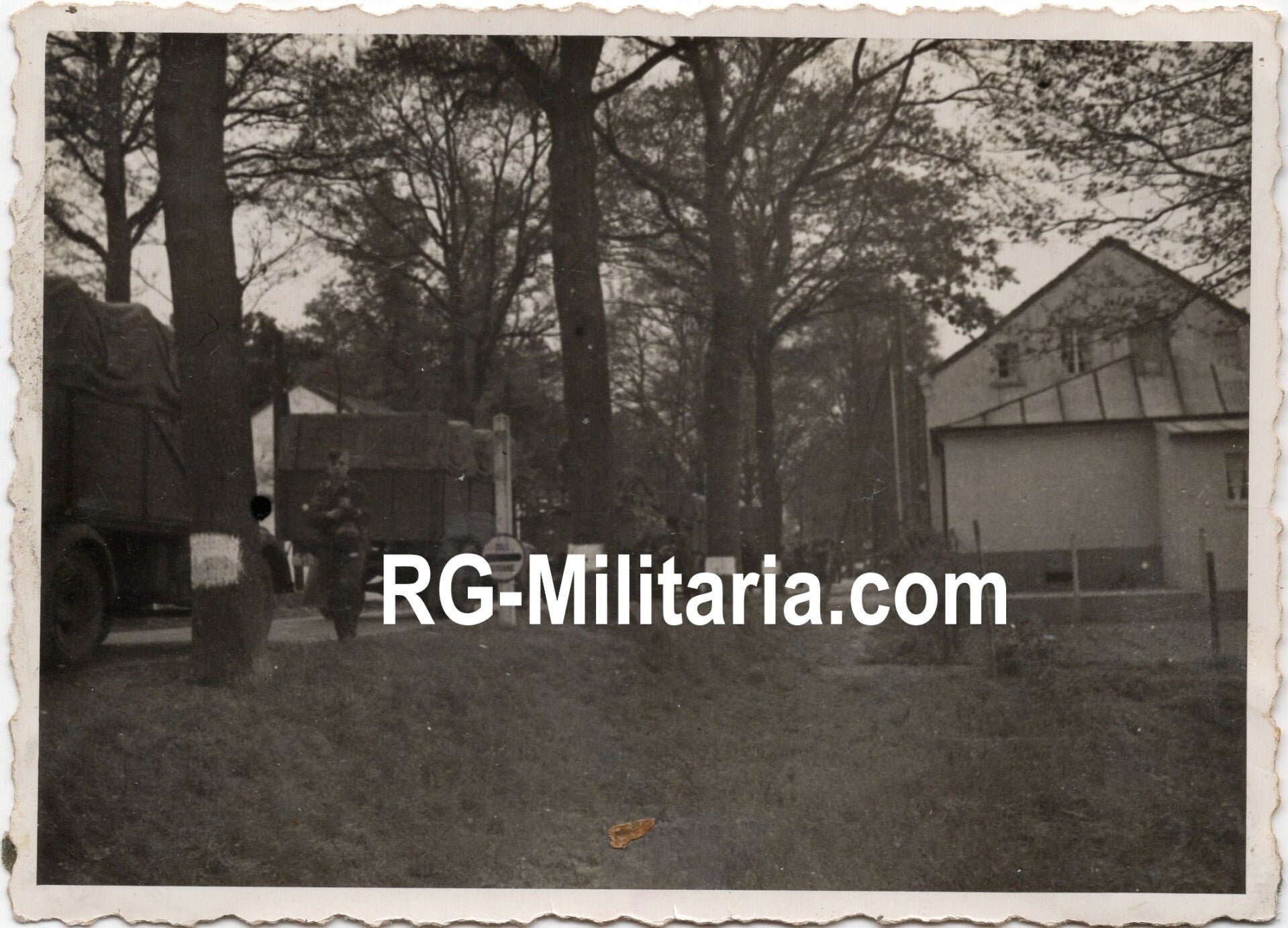 Original WW2 German Photo - German soldiers and trucks crossing the Dutch border, Holland, May (1940) — image 3