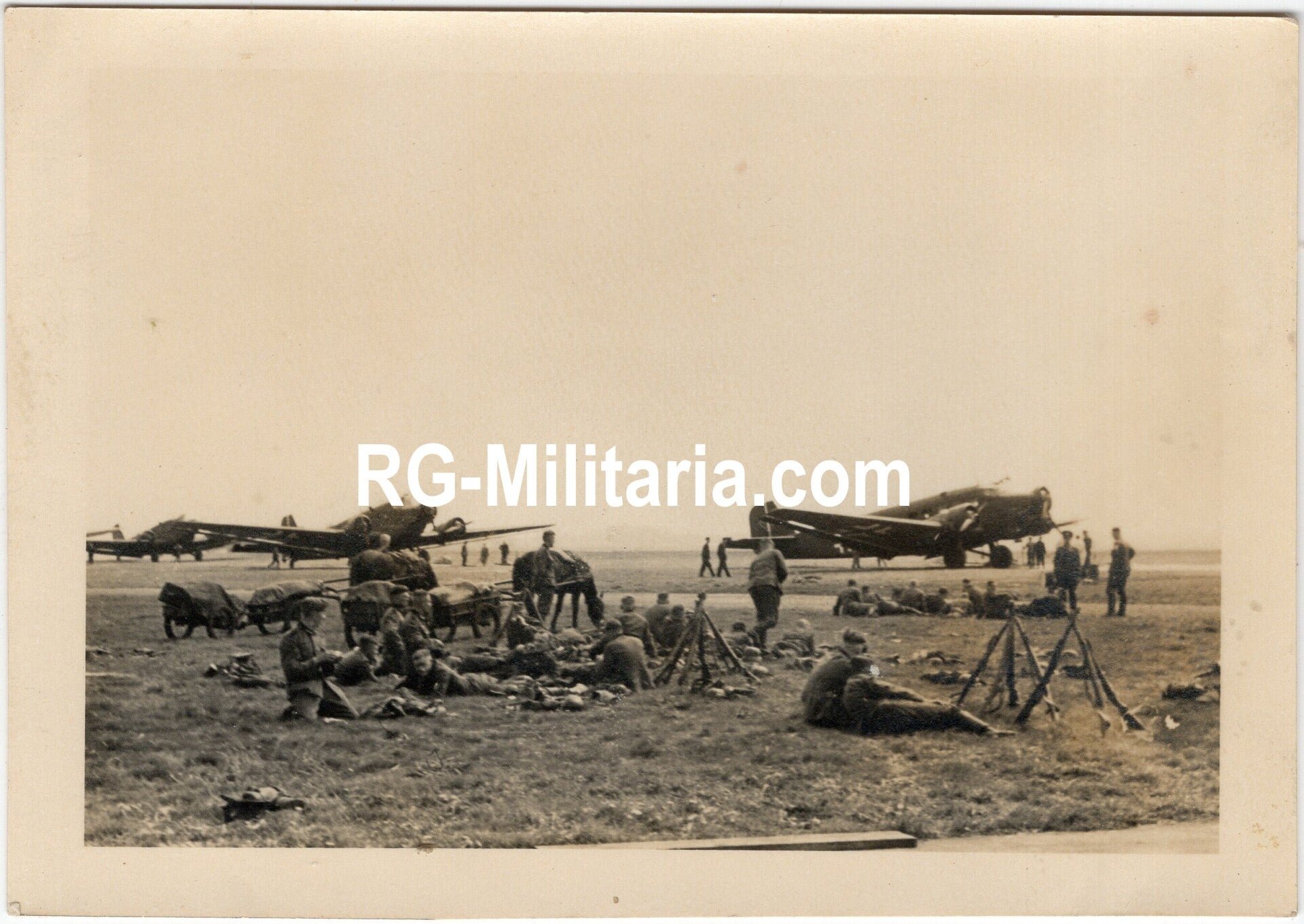 Original WW2 German Photo - Luftlandetruppen Infanterie Regiment 16 Oldenburg preparing for takeoff to Holland, May (1940) — image 3