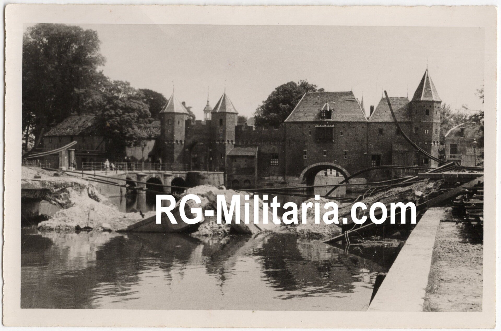 Original WW2 Dutch Liberation Photo - Destroyed wall in front of the city gate of Amersfoort during the liberation of the town, Holland (1945) — image 3