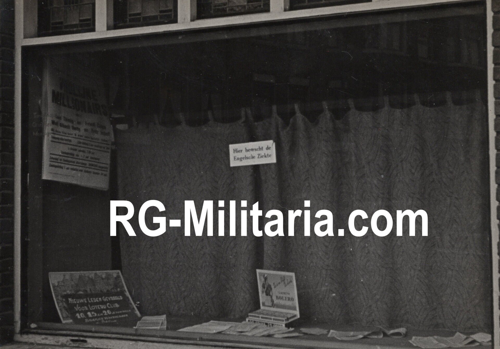 Original WW2 Dutch Collaboration NSB Photo - Shop Window with sticker ''Hier heerscht de Engelsche Ziekte'', Hillegersberg (1941) — image 3
