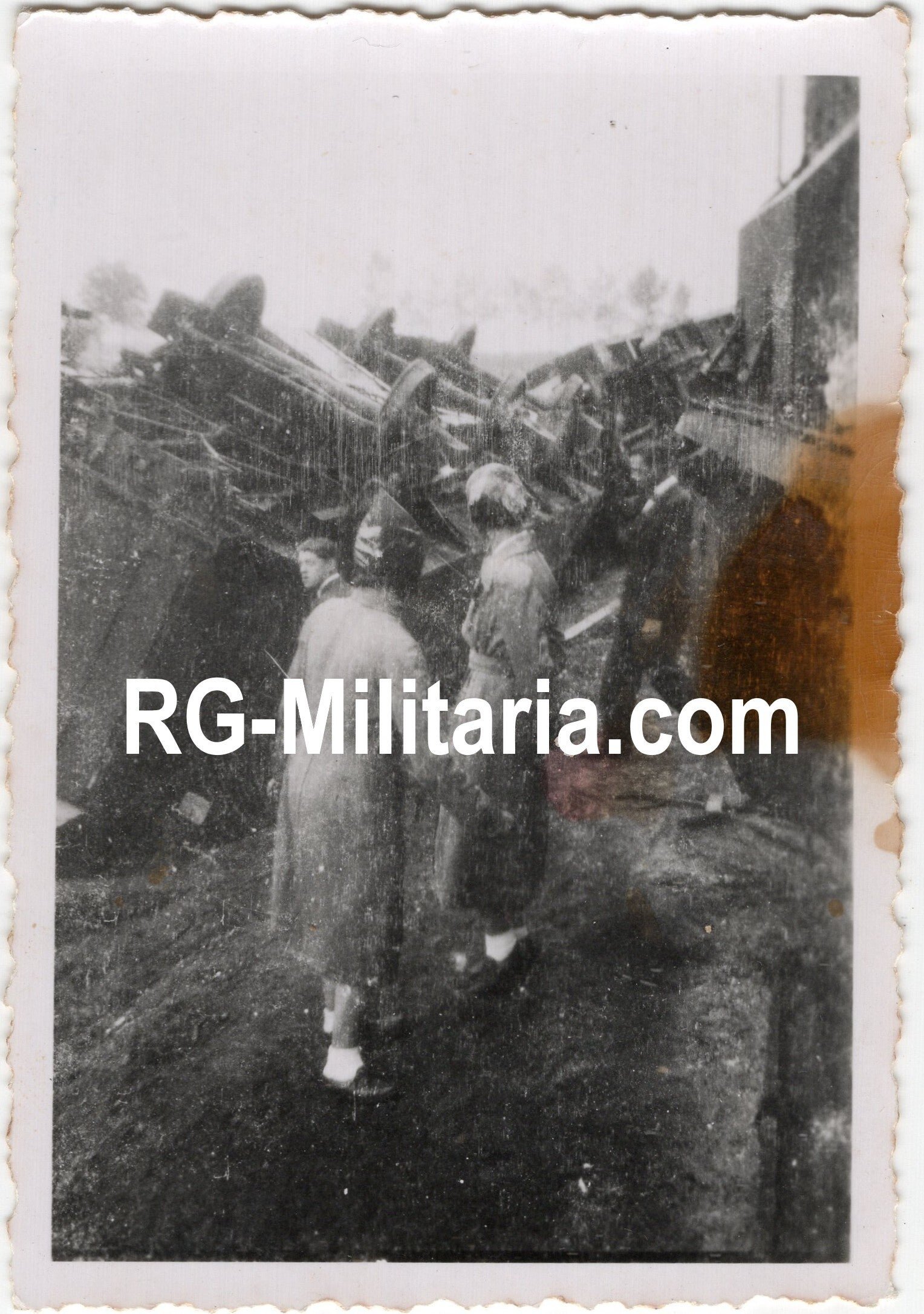 Original WW2 German Photo - Dutch tourists visit the derailed panzer train at Mill, Holland (1940) — image 3