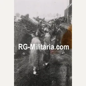 Original WW2 German Photo - Dutch tourists visit the derailed …