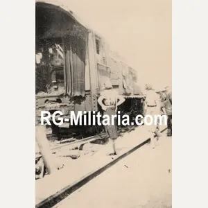 Original WW2 German Photo - Dutch tourists visit the derailed …