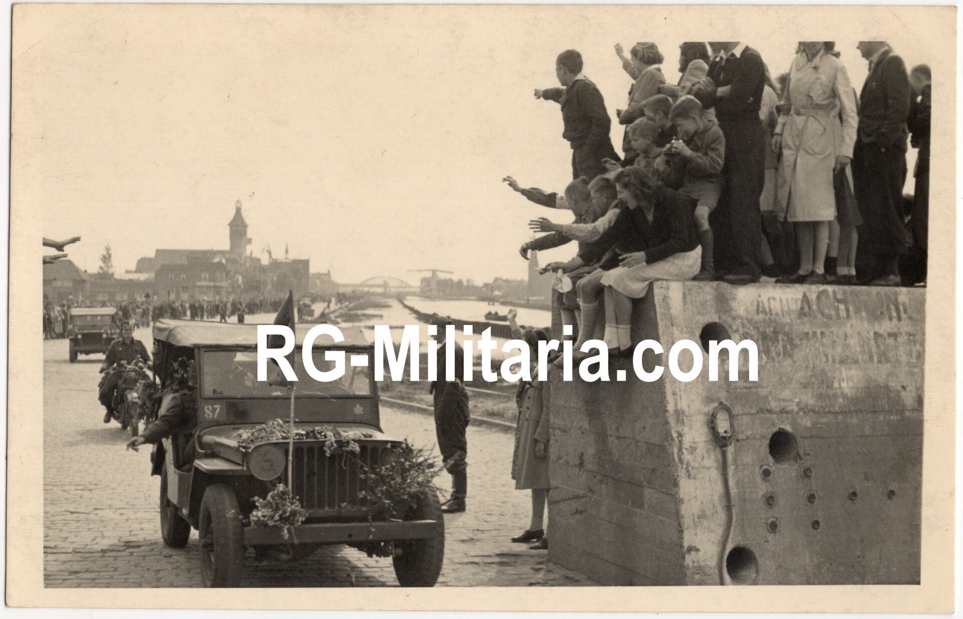 Original WW2 Dutch Liberation Photo - Dutch civilians wait for Allied soldiers on top of a German road block, Diemen, Holland (1945) — image 3