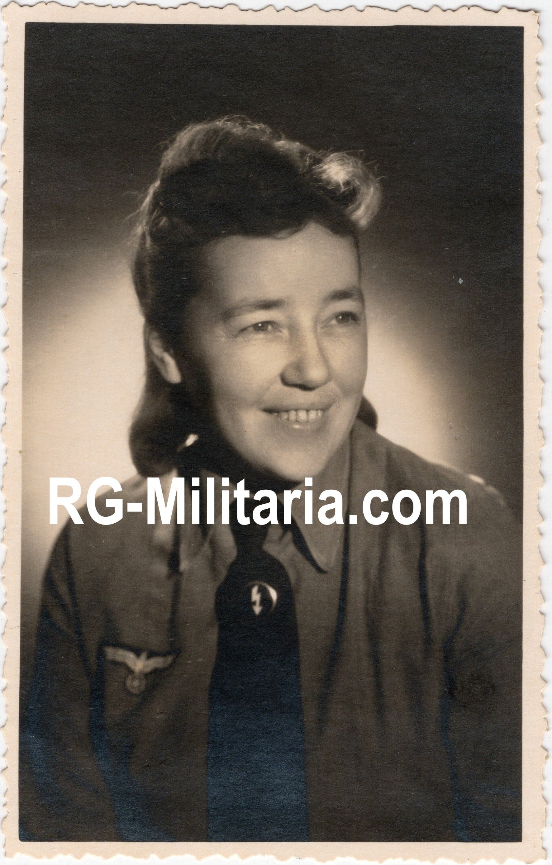 Original WW2 German Portrait Photo - Female Wehrmacht Blitzmadel Paris, France (1943) — image 3