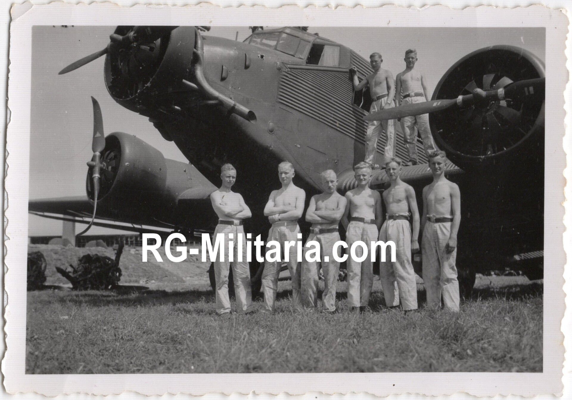 Original WW2 German Photo - RAD soldiers in front of a Junkers Ju 52 airplane at the Rotterdam airfield, Waalhaven, Holland (1940) — image 2