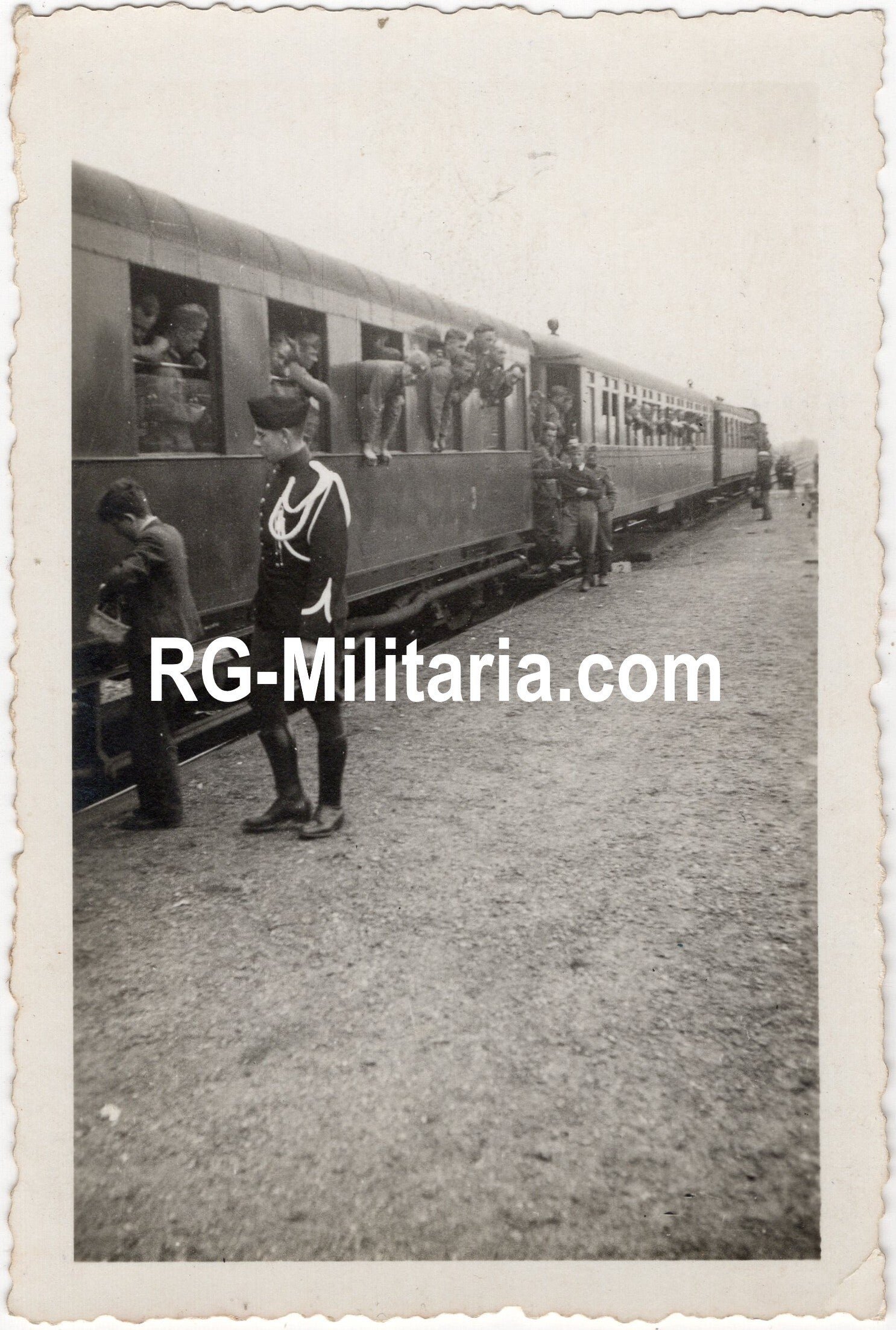 Original WW2 German Photo - Dutch military police with German soldiers at a train station in Holland, May (1940) — image 3