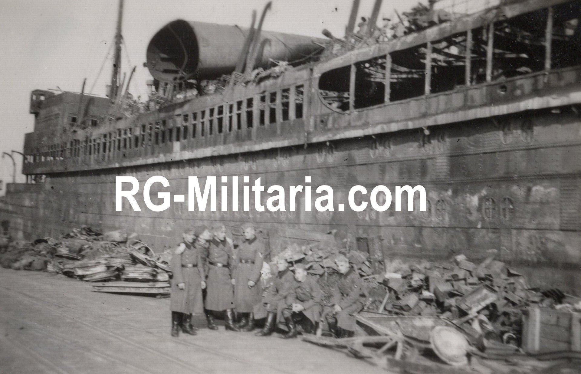 Original WW2 German Photo - German soldiers at the burned out SS Statendam III ship, Rotterdam, May (1940) — image 3