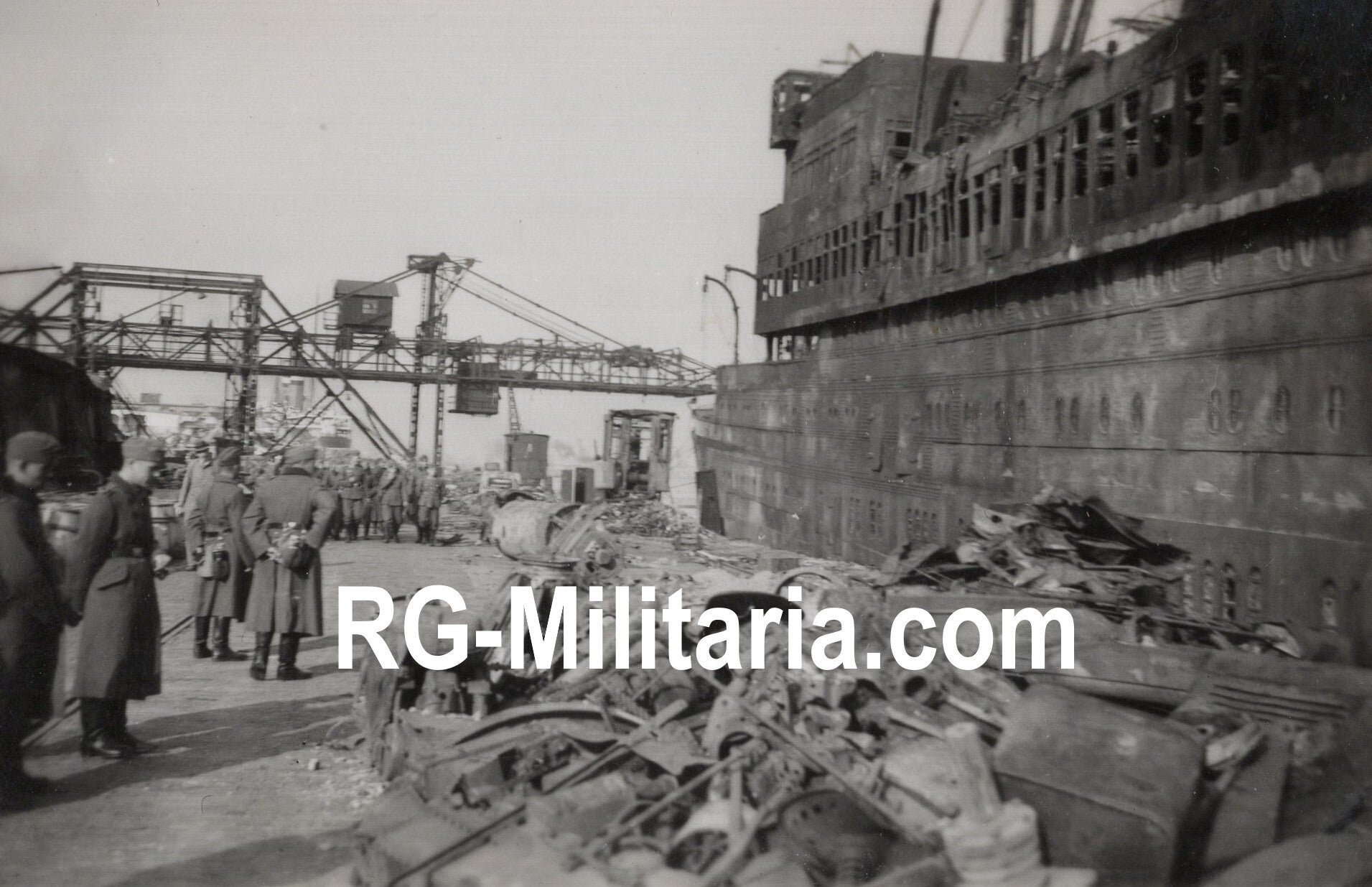 Original WW2 German Photo - German soldiers at the burned out SS Statendam III ship, Rotterdam, May (1940) — image 4