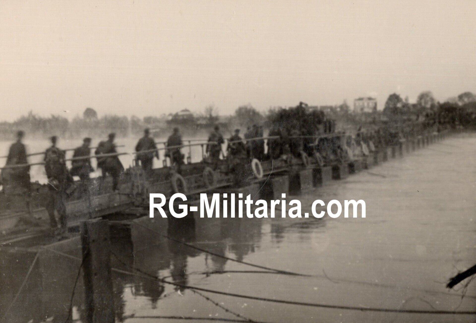 Original WW2 German Photo - German soldiers marching over a ponton bridge near Rotterdam, Holland, May (1940) — image 3