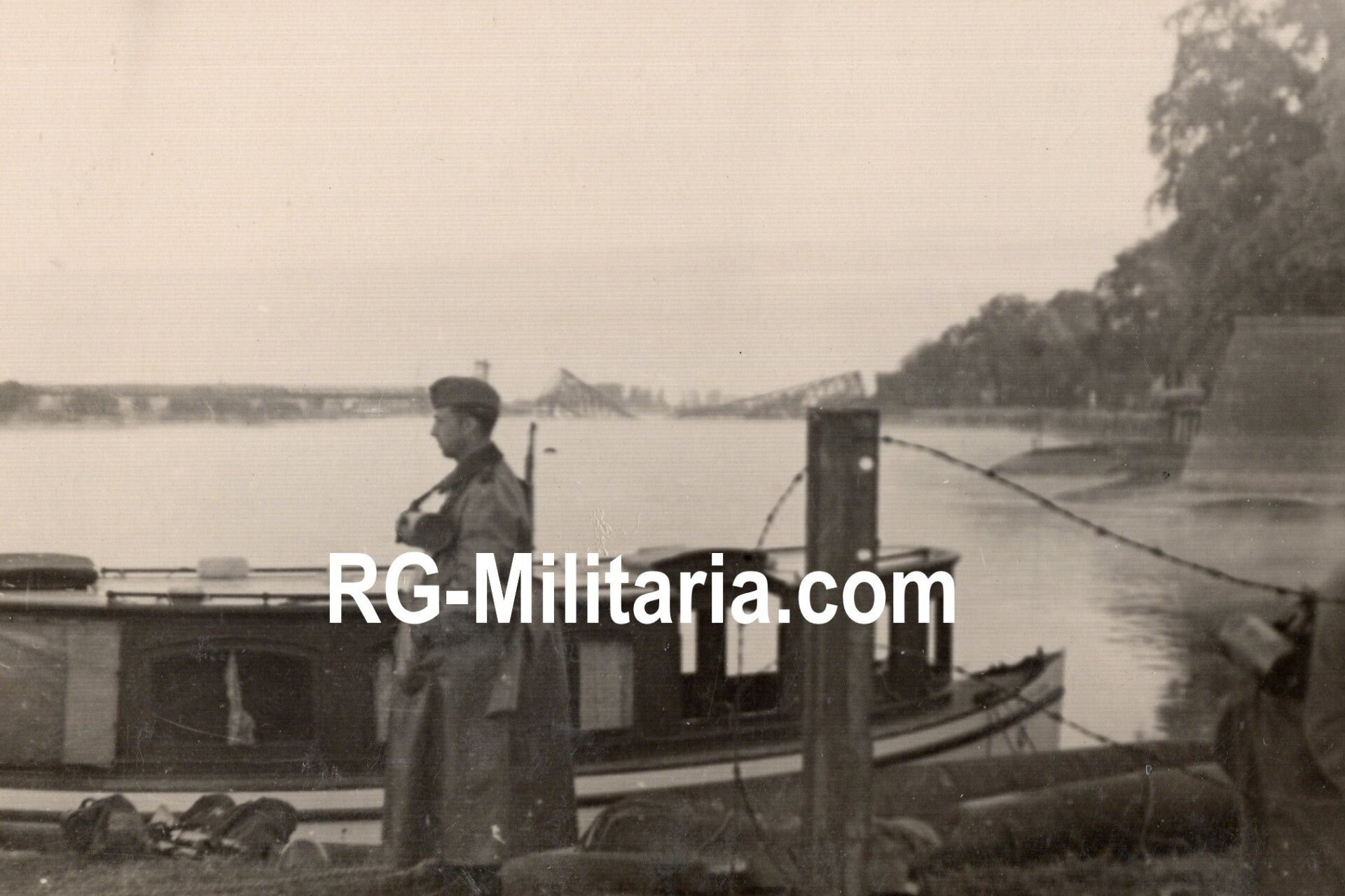 Original WW2 German Photo - German soldiers marching over a ponton bridge near Rotterdam, Holland, May (1940) — image 6