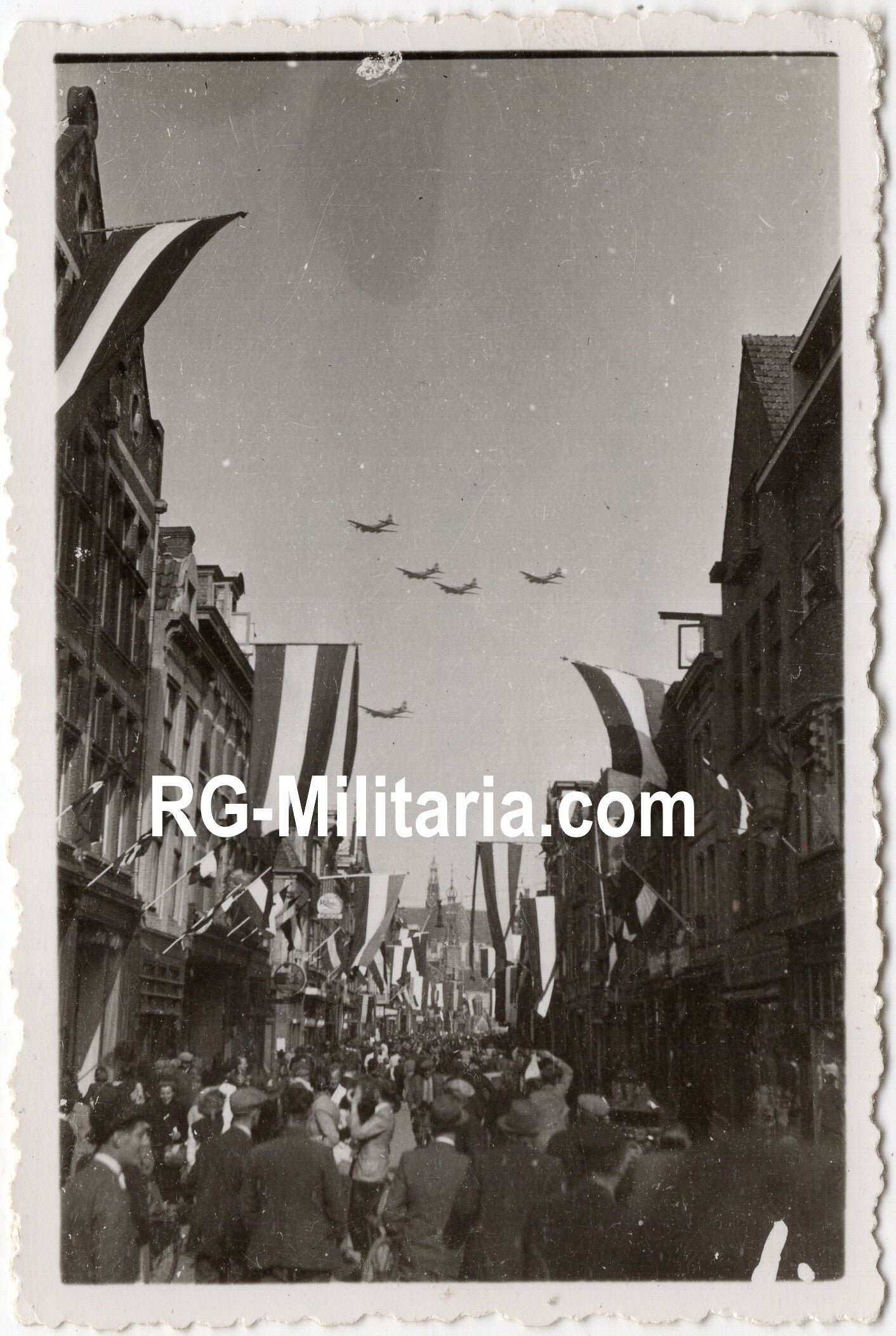 Original WW2 Dutch Photo - Liberation of Alkmaar with US B-17 bombers carrying out the food droppings, Holland (1945) — image 3