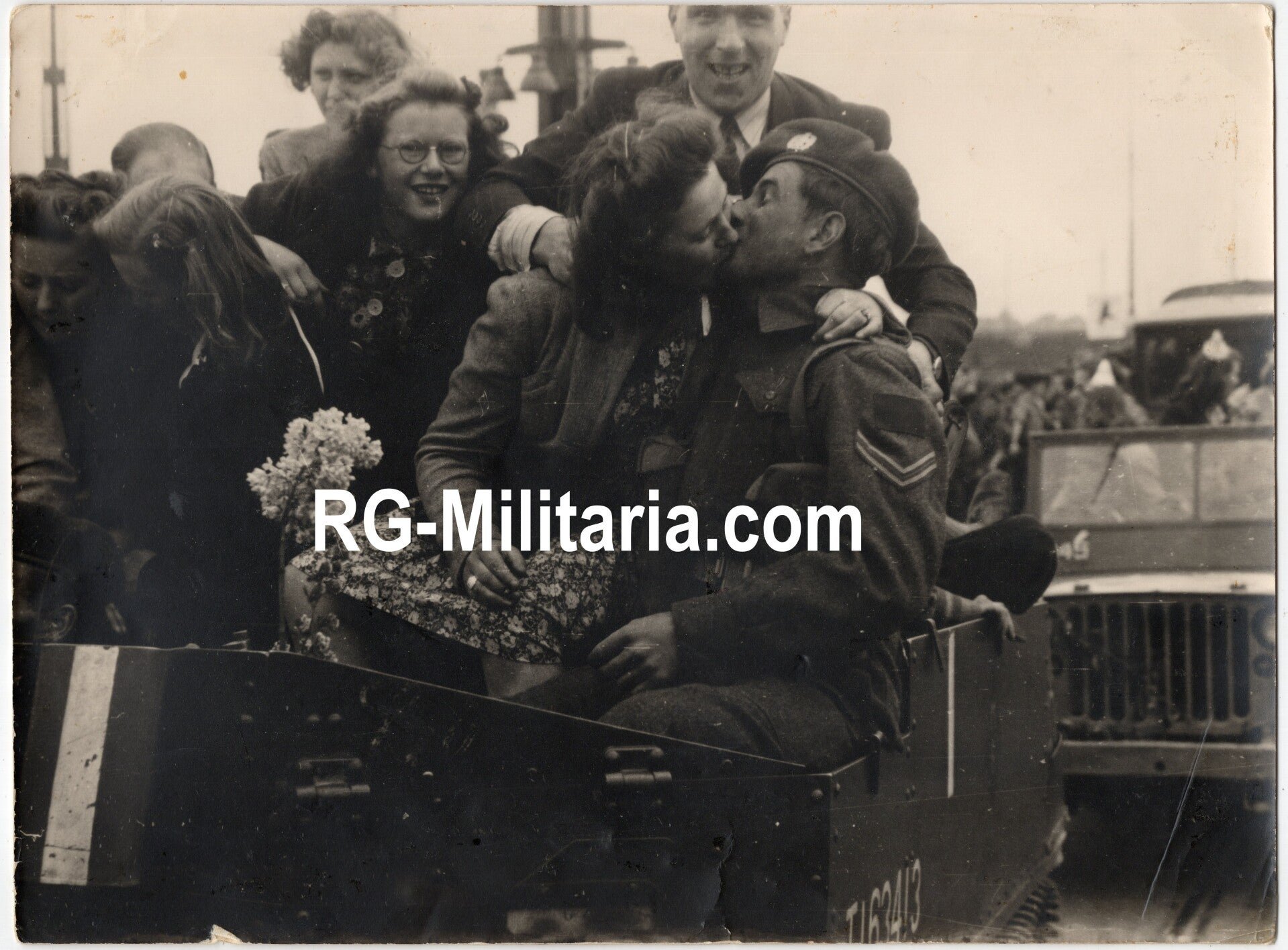 Original WW2 Dutch Liberation Press Photo - Canadian kisses a civilian in a Bren Gun Carrier during the liberation of Amsterdam, Holland (1945) — image 3