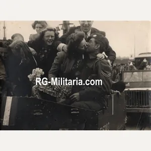 Original WW2 Dutch Liberation Press Photo - Canadian kisses a …