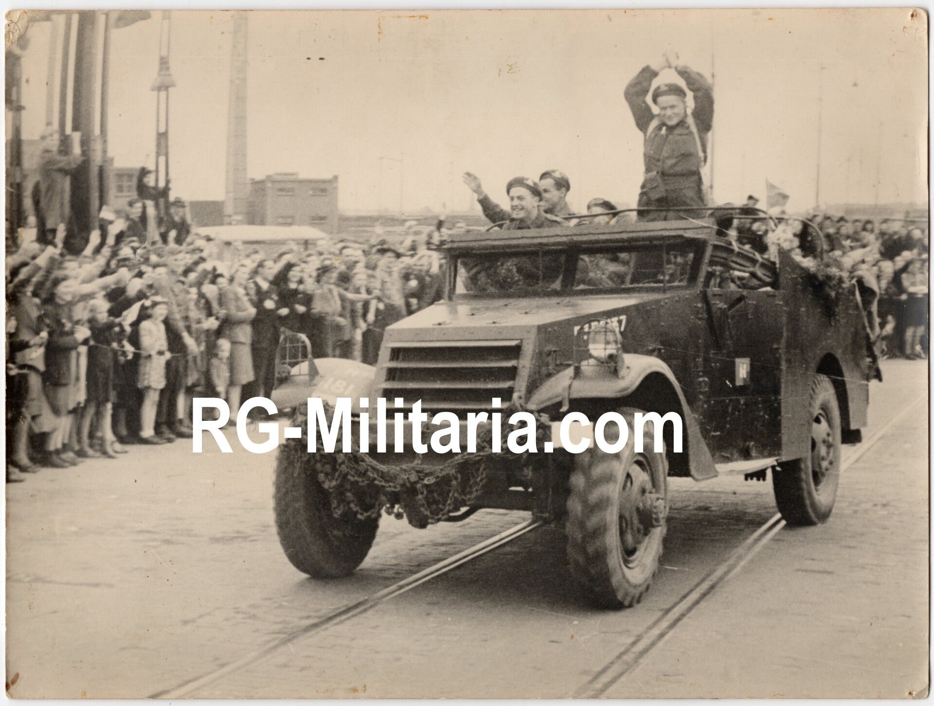 Original WW2 Dutch Liberation Press Photo - Canadians in an armoured vehicle liberate Amsterdam, Holland (1945) — image 3