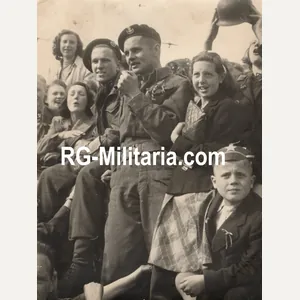 Original WW2 Dutch Liberation Press Photo - Canadians with females …