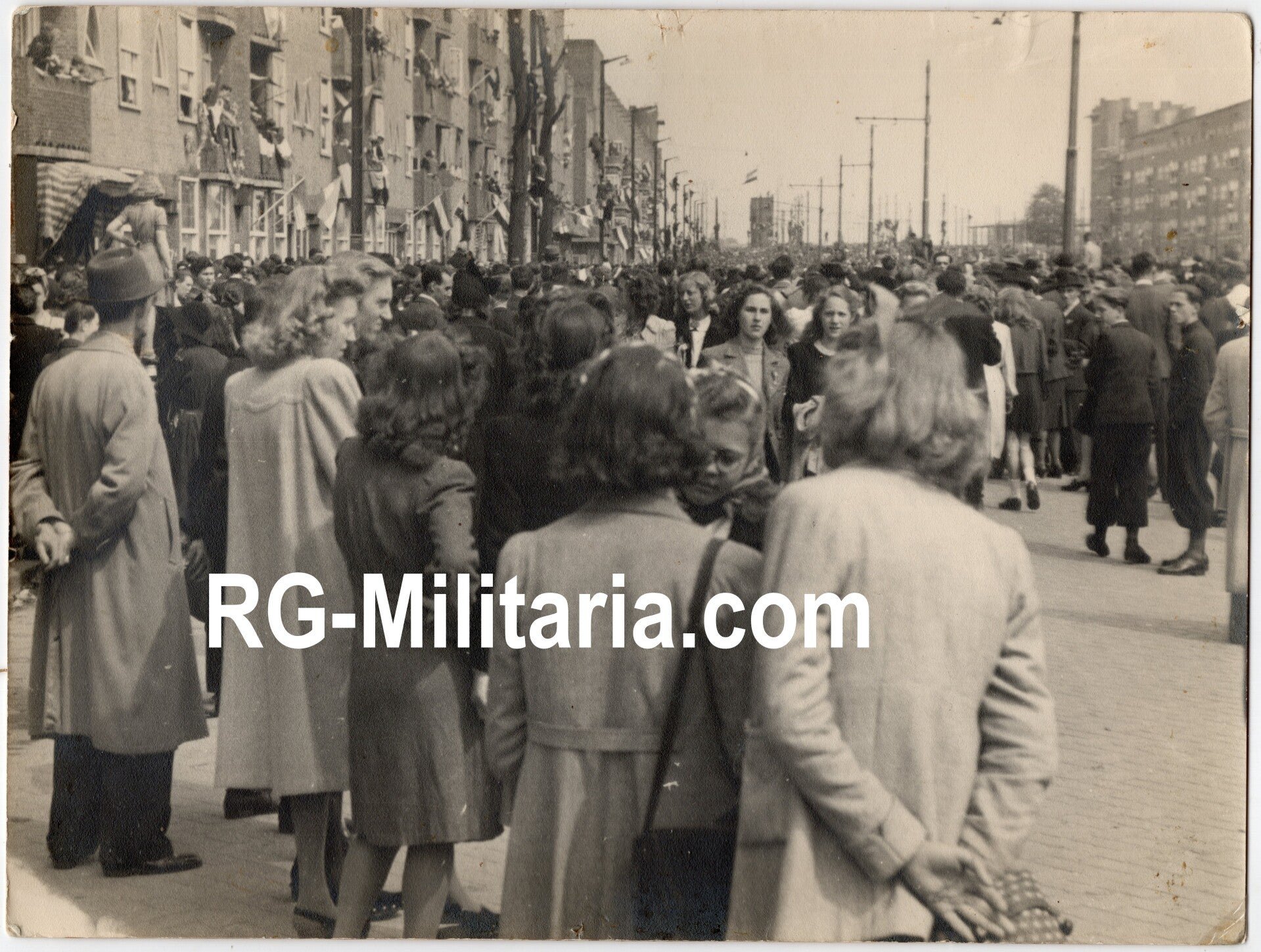 Original WW2 Dutch Liberation Press Photo - Civilians wait for the liberators of Amsterdam, Holland (1945) — image 3