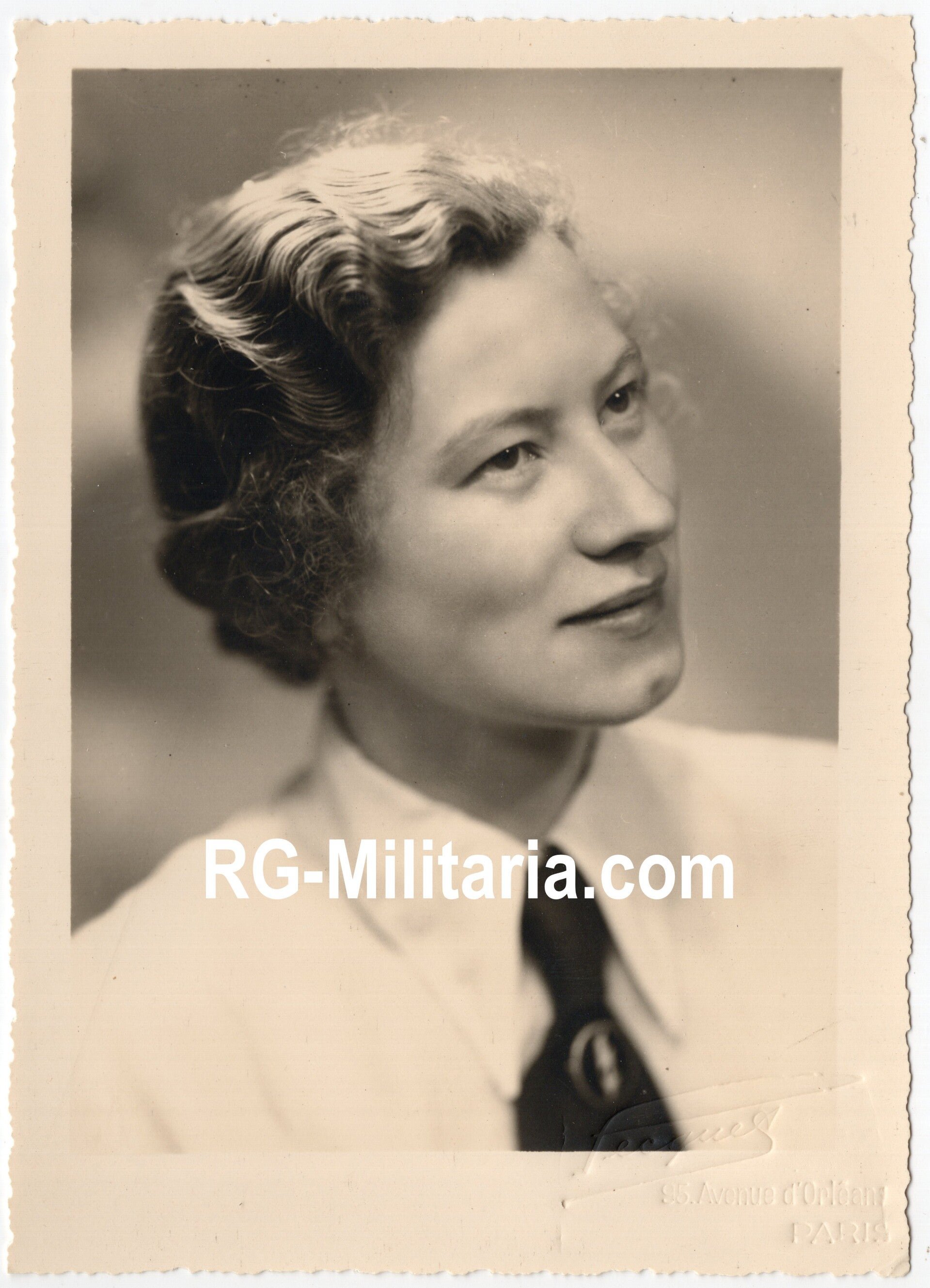 Original WW2 German Photo - Portrait female Wehrmacht Blitzmadel, Paris, France — image 3