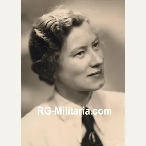 Original WW2 German Photo - Portrait female Wehrmacht Blitzmadel, Paris, …