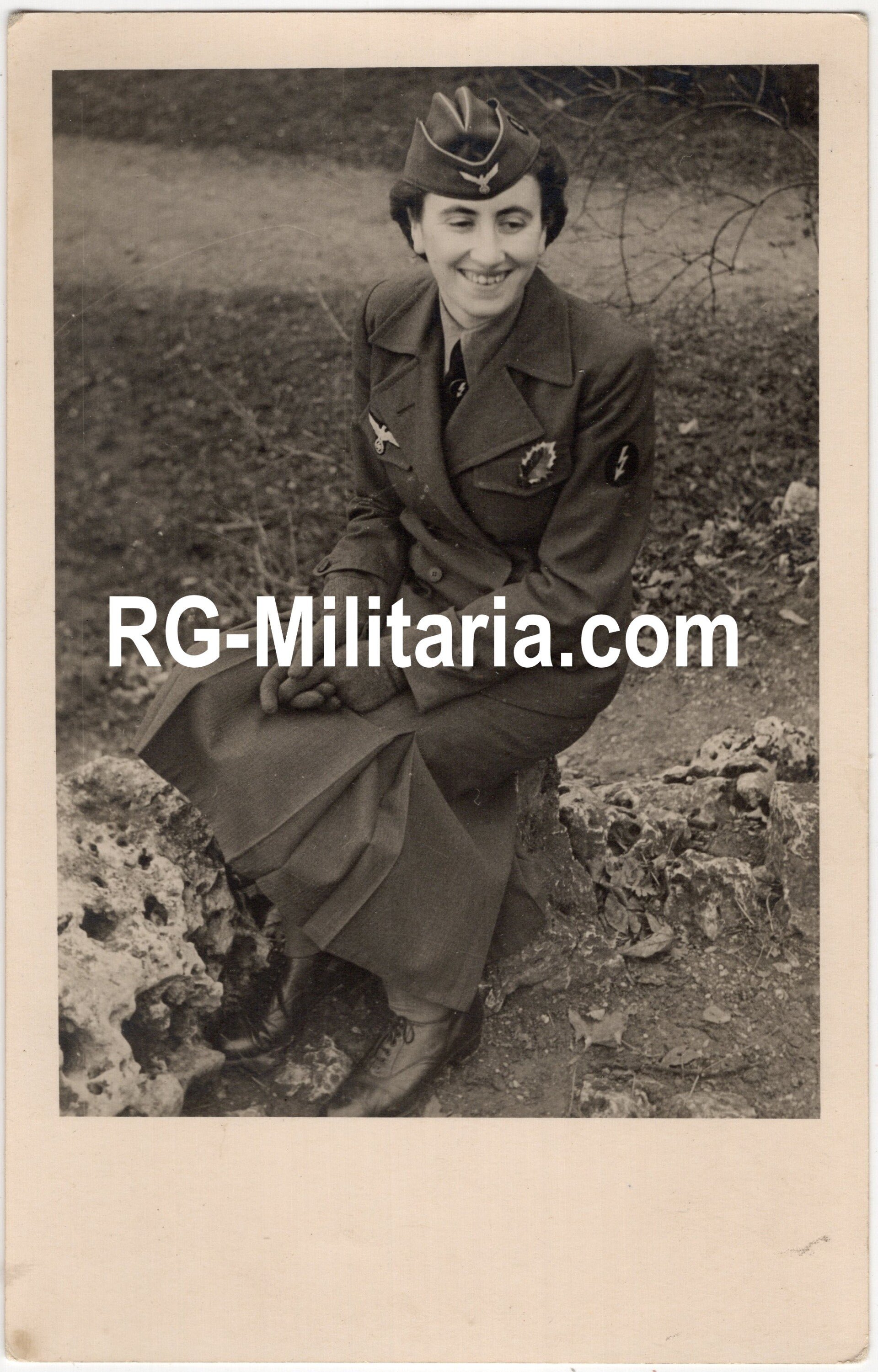 Original WW2 German Photo - Female Wehrmacht Blitzmadel sitting — image 3