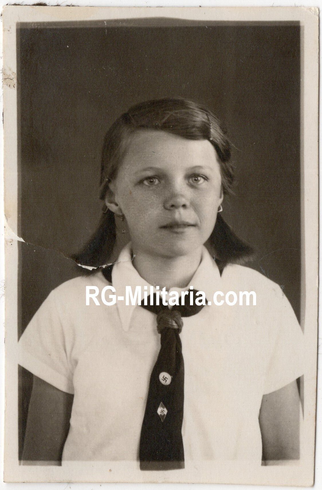 Original WW2 German Photo - Portrait HJ Hitler Jugend girl with NSF Deutsche Kinderschar pin — image 2