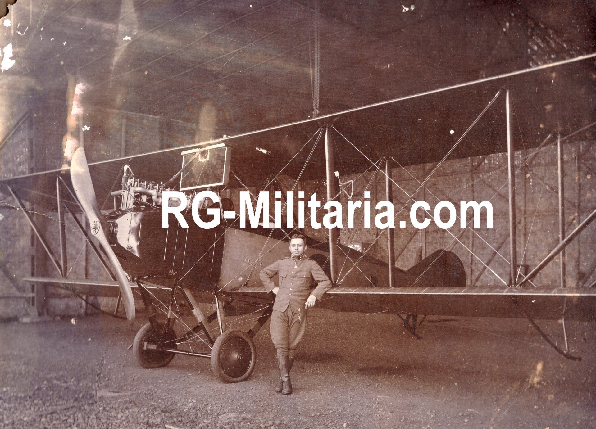 Original WW1 Dutch Indies Photo - KNIL pilot Johan Engelbert van Bevervoorde with a Glenn Martin, Kalidjati — image 2