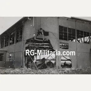 Original WW2 German Photo - Damaged hangar at the Dutch …