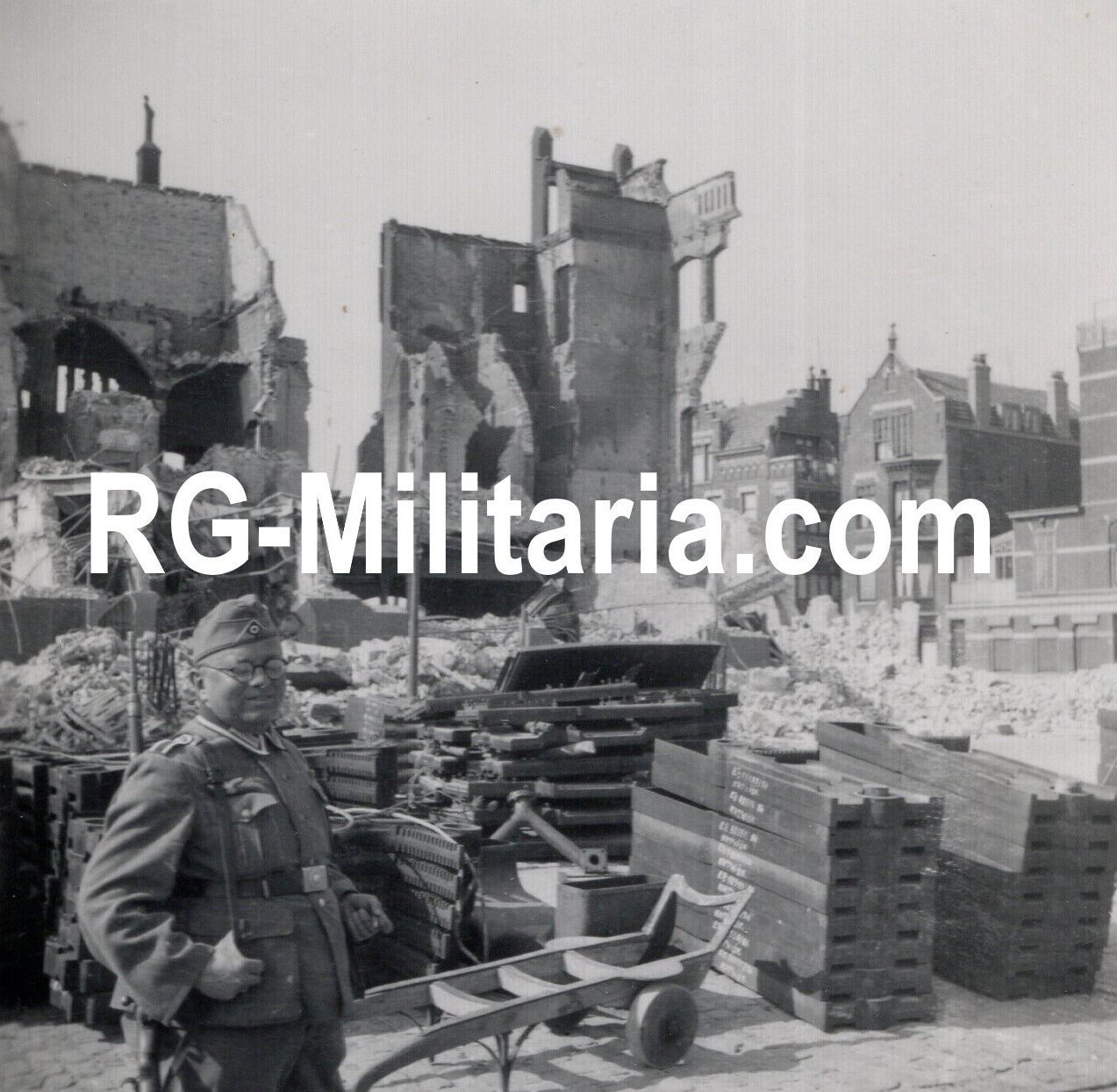 Original WW2 German Photo - German soldiers visiting the ruins in Rotterdam, Holland (1940) — image 3